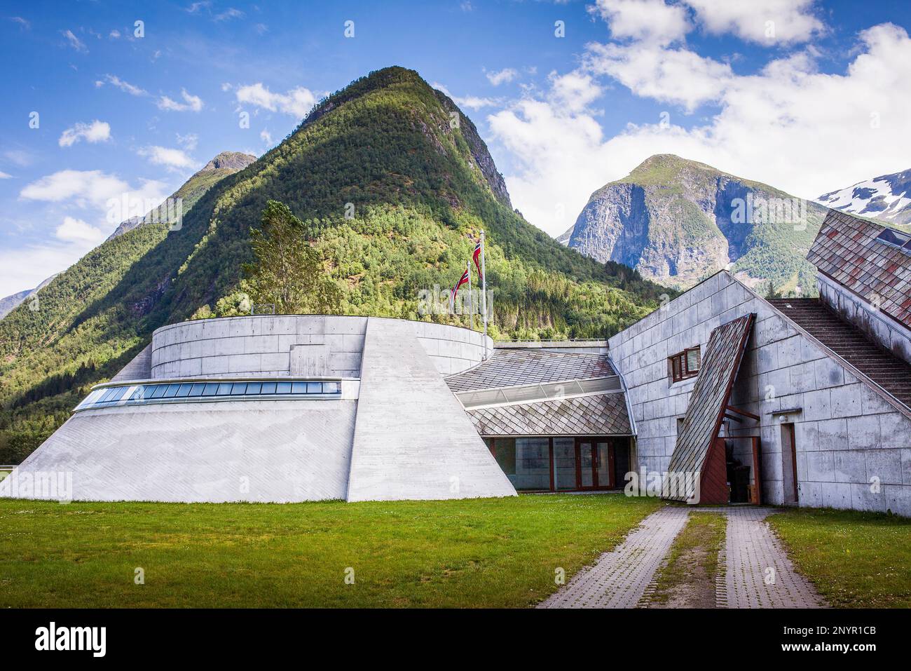 Glacier Museum o Norsk Bremuseum, Fjaerland en el fiordo Sognefjord, Sogn og Fjordane, Noruega Foto de stock