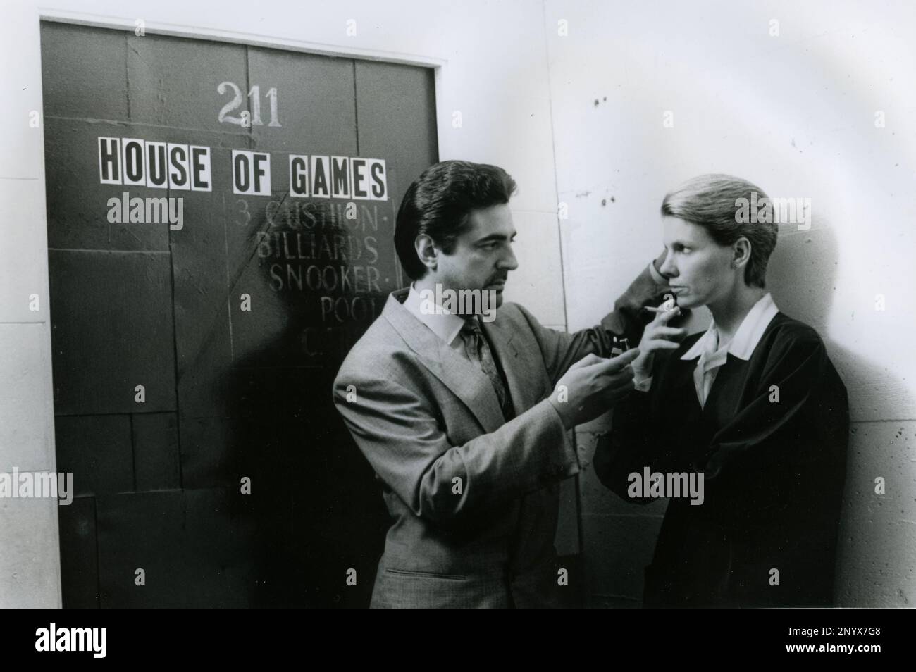 Los actores Joe Mantegna y Lindsay Crouse en la película House of Games