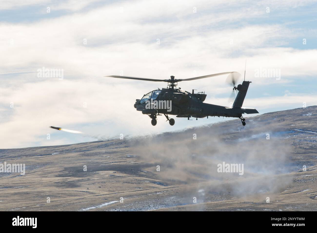 Soldados asignados al Batallón de Ataque 1-229, 16th Brigada de Aviación de Combate disparan un misil AGM-114 Hellfire desde su helicóptero AH-64E Apache en el Centro de Entrenamiento de Yakima, Washington el 24 de enero de 2023. EE.UU Foto del ejército por el capitán Kyle Abraham, 16th.ª Brigada de Aviación de Combate Foto de stock