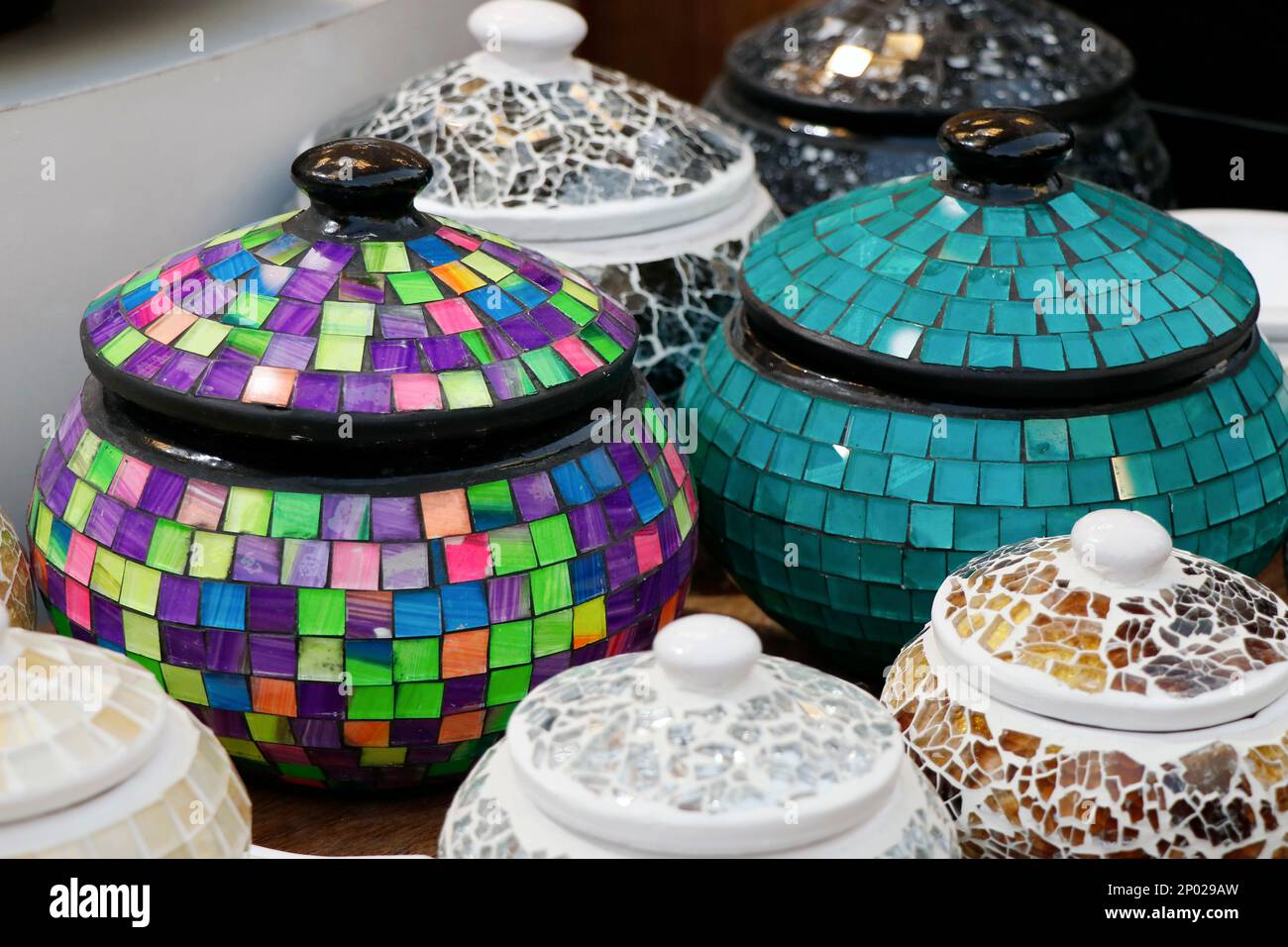 vajilla de lujo de ollas de estilo árabe turco para vender en una tienda de  decoración de interiores de casa Fotografía de stock - Alamy