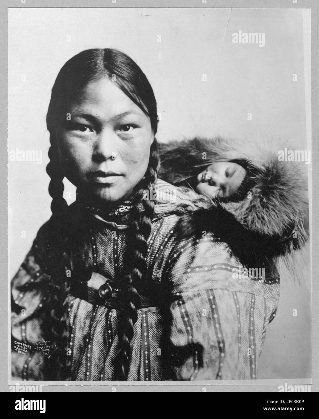 Madre esquimal con el niño en la espalda. Colección Frank y Frances Carpenter, regalo; Sra. W