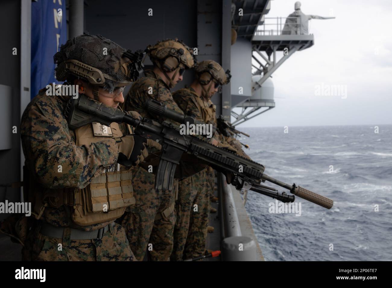 EE.UU Giarmani Riollano, un infante de infantería con el Equipo de Aterrizaje del Batallón 1/4, 31st Unidad Expedicionaria de Infantería de Marina, ejecuta ejercicios de disparo durante un ensayo para un refuerzo inmediato del tamaño de la compañía a bordo del buque de asalto anfibio USS America (LHA-6), en el Mar de Filipinas, 27 de enero de 2023. Los Marines de BLT 1/4 perfeccionan sus habilidades para prepararse para una respuesta rápida en cualquier operación de contingencia asignada. El MEU 31st está operando a bordo de los buques del USS America Amphibious Ready Group en el área de operaciones de la flota 7th para mejorar la interoperabilidad con aliados y socios y servir como un equipo listo para operar Foto de stock