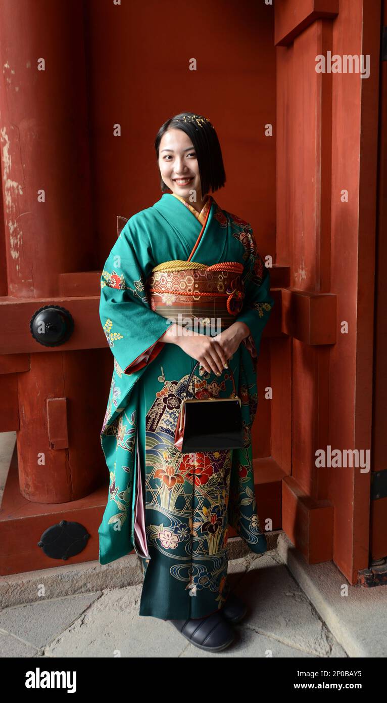 Una joven japonesa que lleva un kimono tradicional en el santuario  sintoísta Tsurugaoka Hachimangū en Kamakura, Japón Fotografía de stock -  Alamy