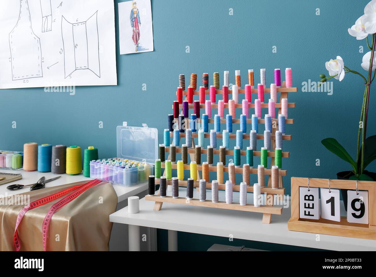 Organizador con hilos en mesa en moderno atelier Fotografía de stock - Alamy