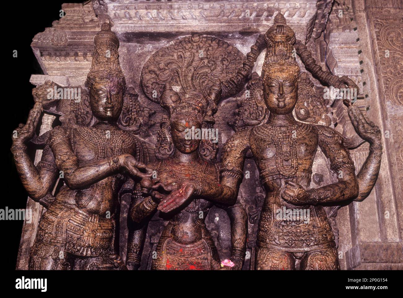 Boda de la Diosa Meenakshi y el Señor Sundareswarar una escultura de tamaño natural dentro del templo Meenakshi, Madurai, Tamil Nadu, India del Sur, India, Asia Foto de stock