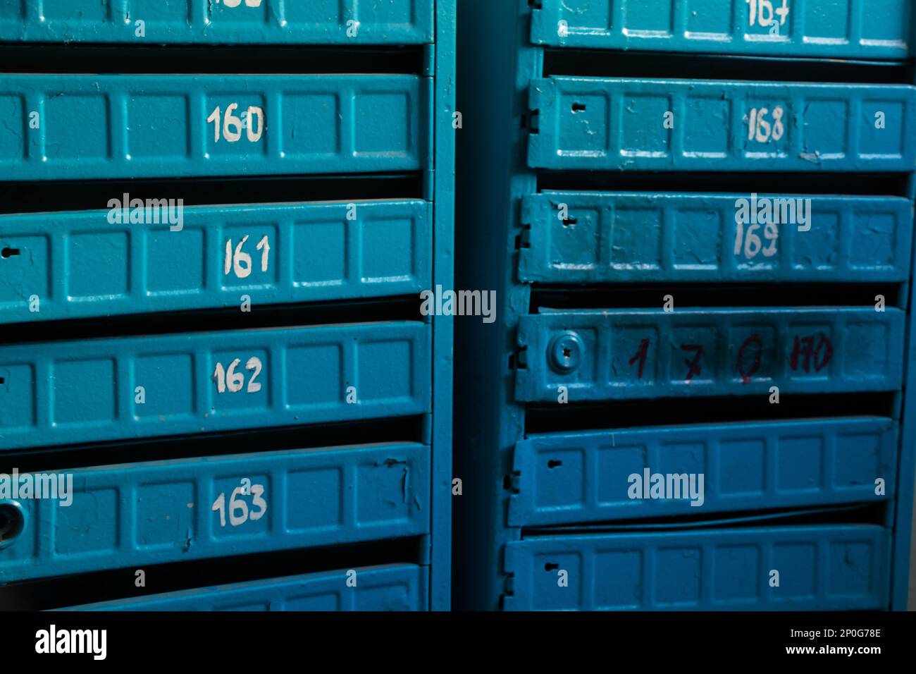buzones azules en un edificio de varios pisos Foto de stock