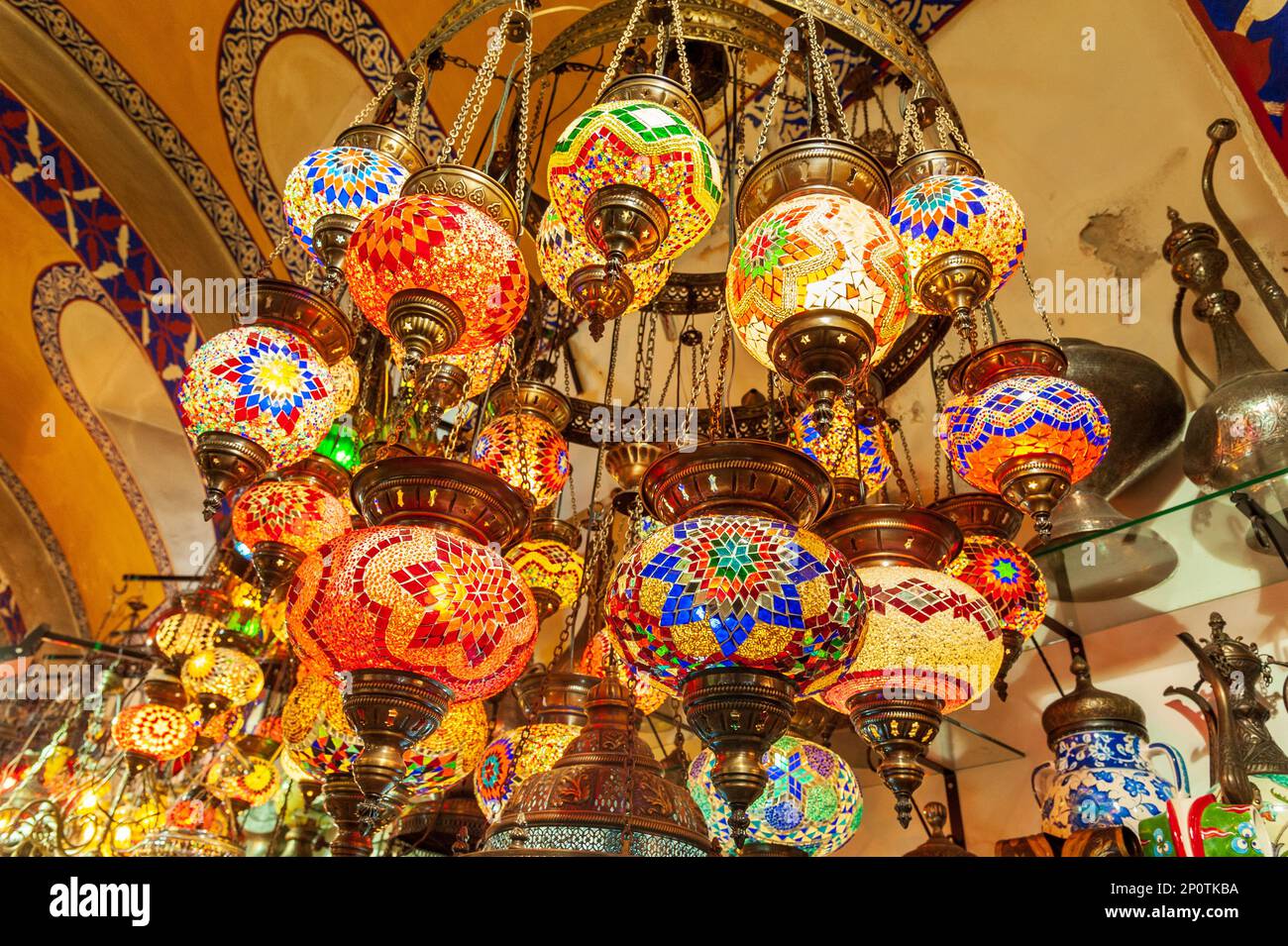 Luces de colores en el Gran Bazar de Estambul, Turquía Foto de stock