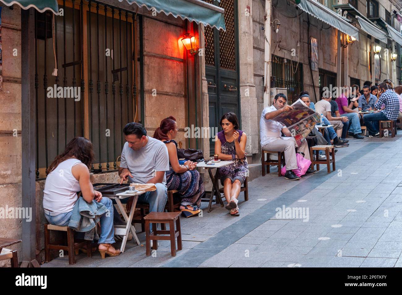 Bar en el Emir Nevruz Sokagi off Istkilal Cadessi, Estambul, Turquía Foto de stock
