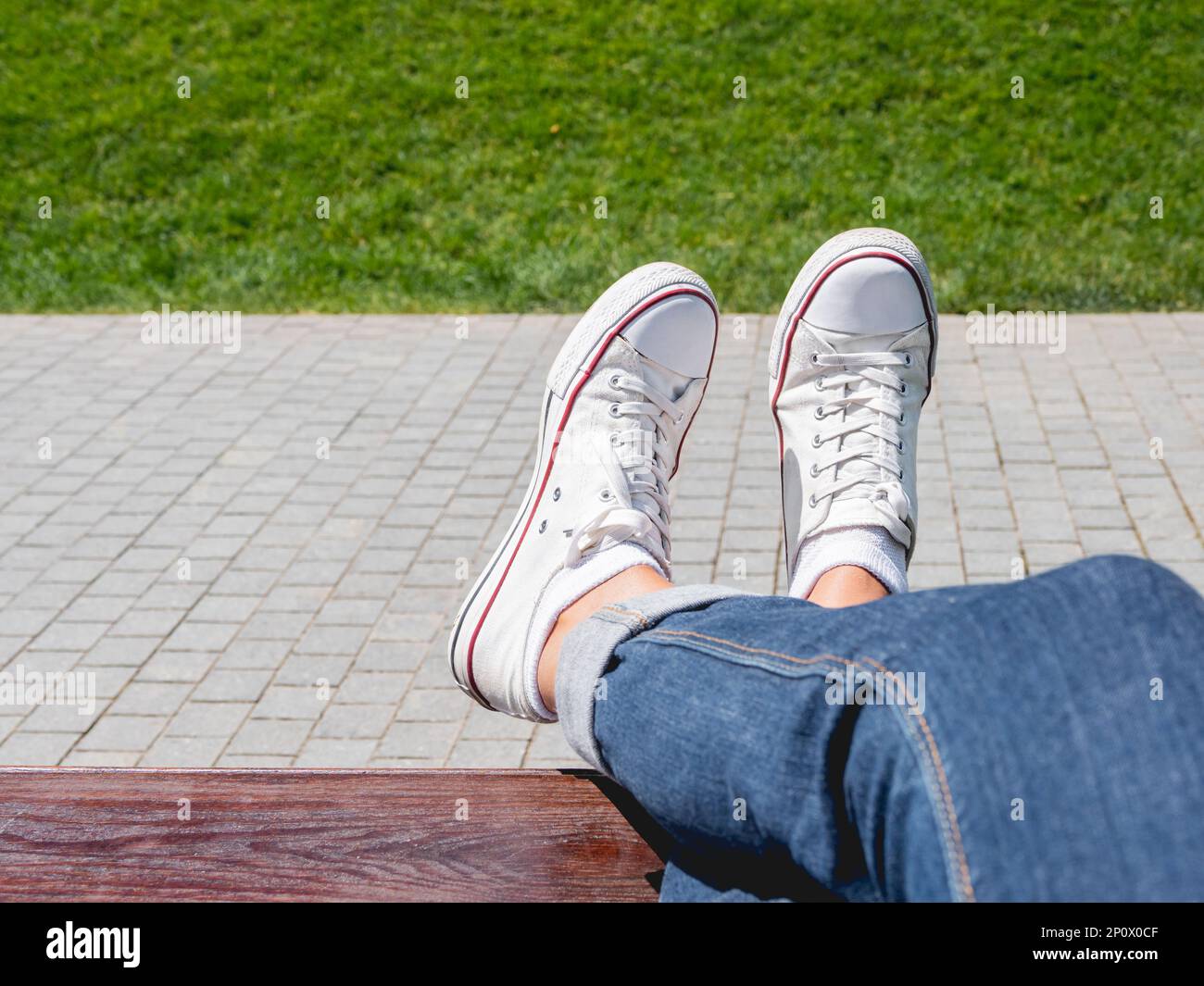 Zapatillas urbanas fotografías e imágenes de alta resolución - Alamy