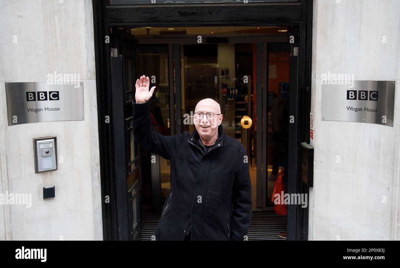 Londres, Reino Unido. 3rd de marzo de 2023. Ken Bruce deja Wogan House en la BBC después de 46 años para unirse a Greatest Hits Radio el 3rd de abril. El veterano locutor Ken Bruce agradece a los oyentes y elogia a la BBC mientras se despide de su largo programa de Radio 2 por última vez. Su última canción fue The End de los Beatles. Crédito: Mark Thomas/Alamy Live News Foto de stock