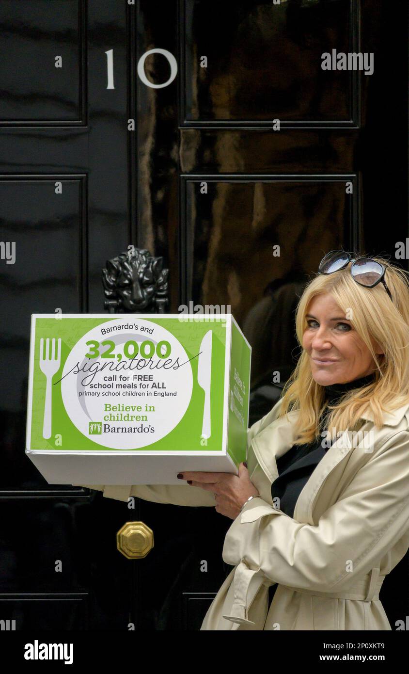 Michelle Collins, actriz (Eastenders, Coronation Street) en Downing Street para entregar una petición exigiendo comidas escolares gratuitas a todas las escuelas primarias Foto de stock