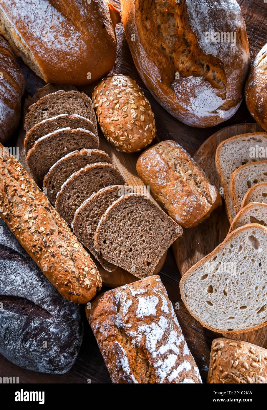 Surtido de productos de panadería incluyendo panes y panecillos Foto de stock