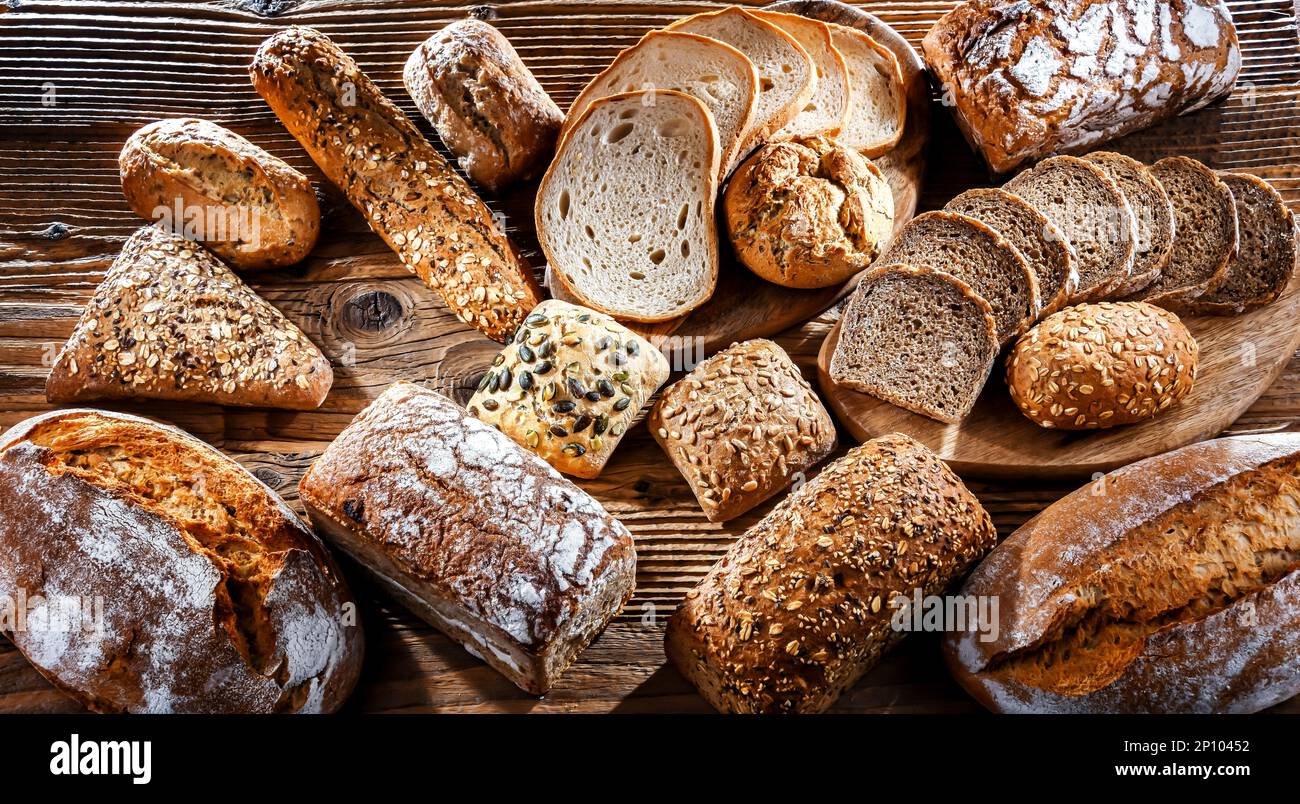 Surtido de productos de panadería incluyendo panes y panecillos Foto de stock