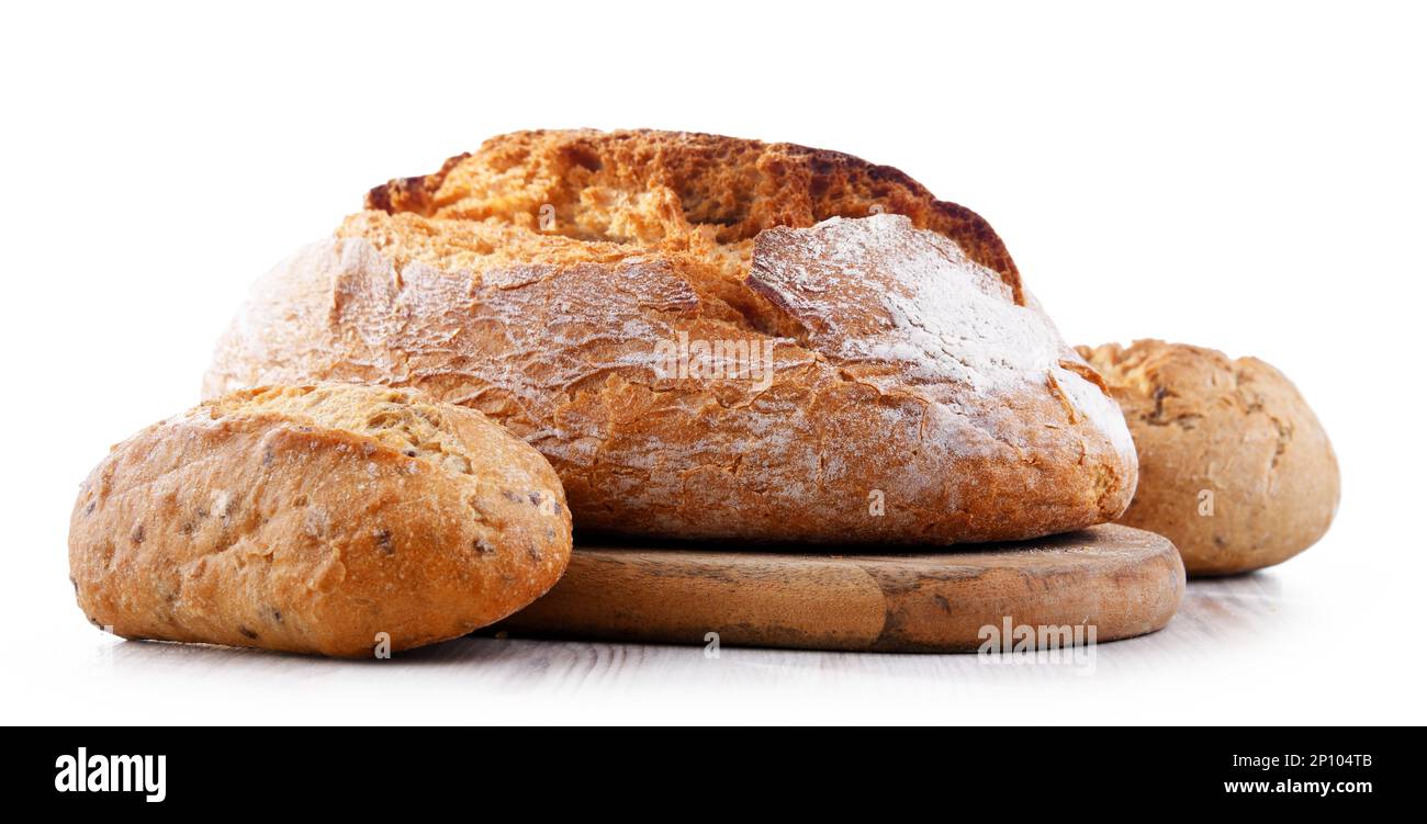 Una barra de pan y panecillos aislados sobre fondo blanco Foto de stock
