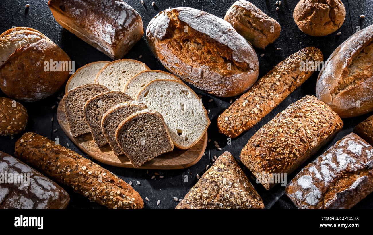 Productos variados de panadería, incluyendo panes y panecillos Foto de stock