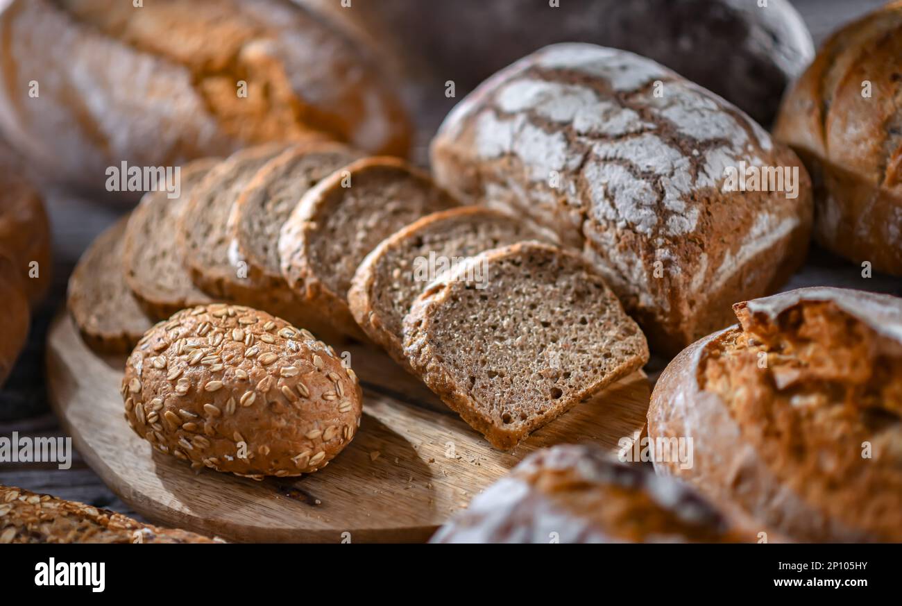Surtido de productos de panadería incluyendo panes y panecillos Foto de stock