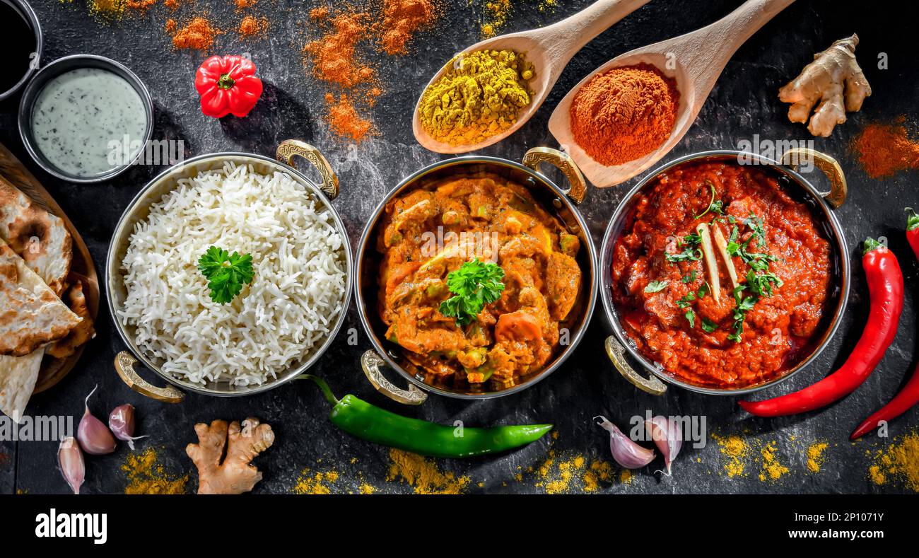 Paneer madras caliente y masala de verduras con arroz basmati servido en ollas originales de karahi indio. Foto de stock