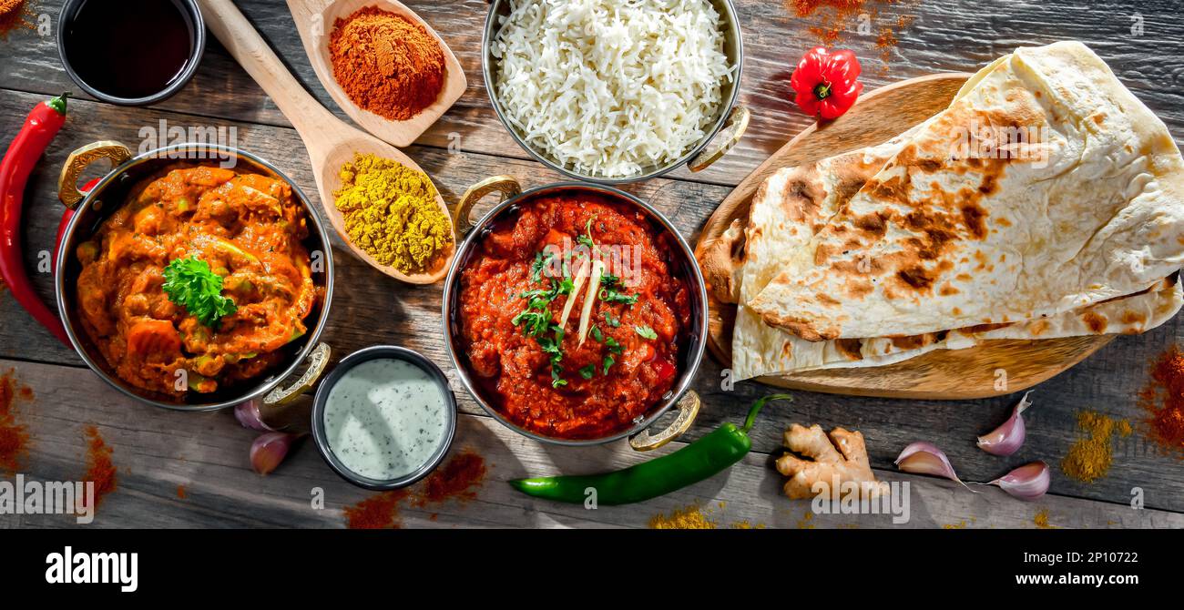 Paneer madras caliente y masala de verduras con arroz basmati servido en ollas originales de karahi indio. Foto de stock
