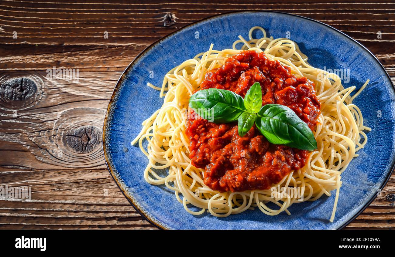 Composición con un plato de espaguetis boloñés. Foto de stock