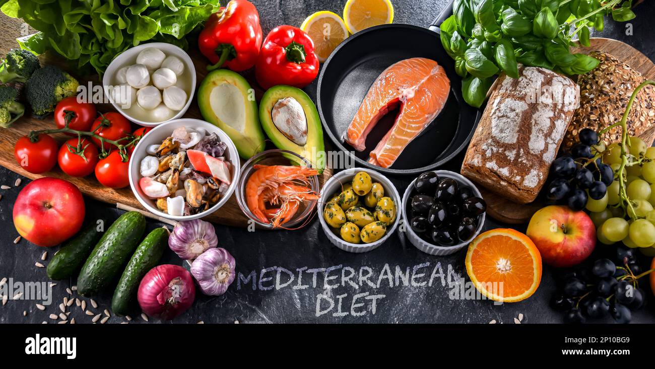 Productos alimenticios que representan la dieta mediterránea y que pueden mejorar el estado de salud general Foto de stock