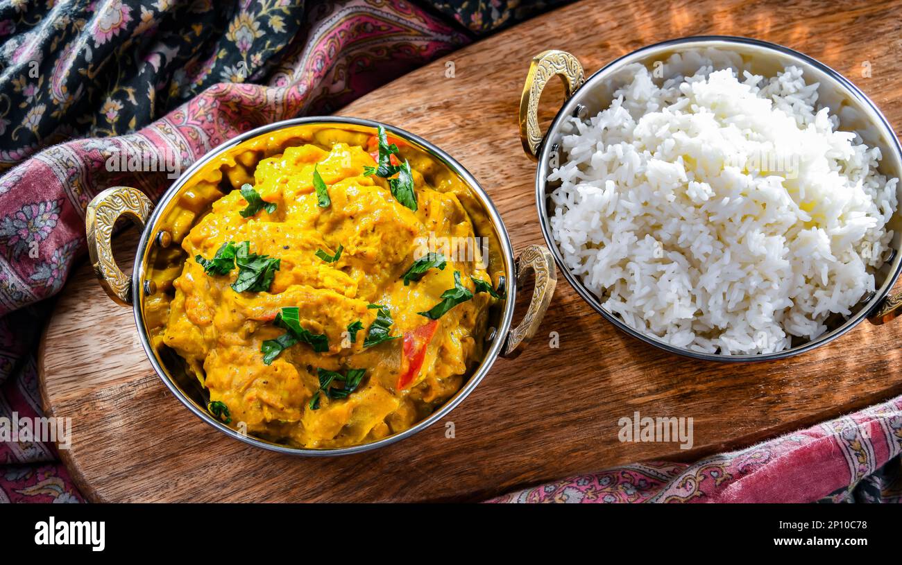 Pollo al curry con arroz servido en ollas de karahi indias originales. Foto de stock