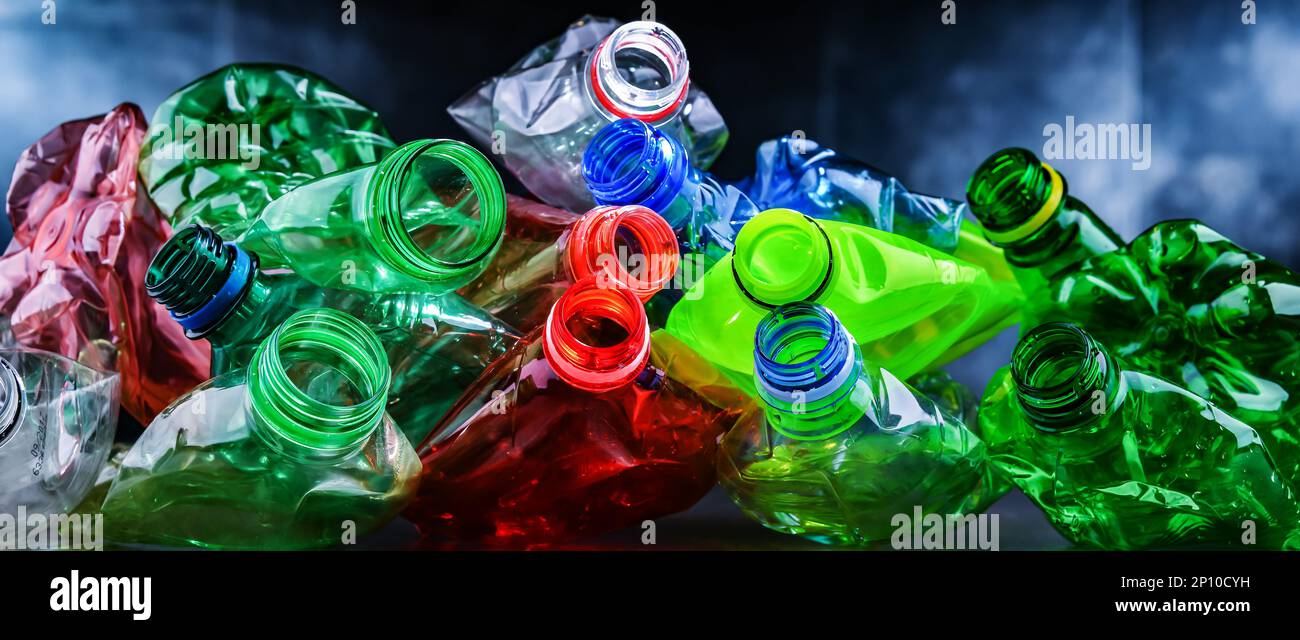 Botellas de bebidas de color vacías. Residuos plásticos reciclables Foto de stock
