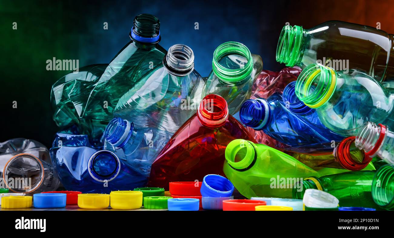 Botellas de bebidas de color vacías. Residuos plásticos reciclables. Foto de stock