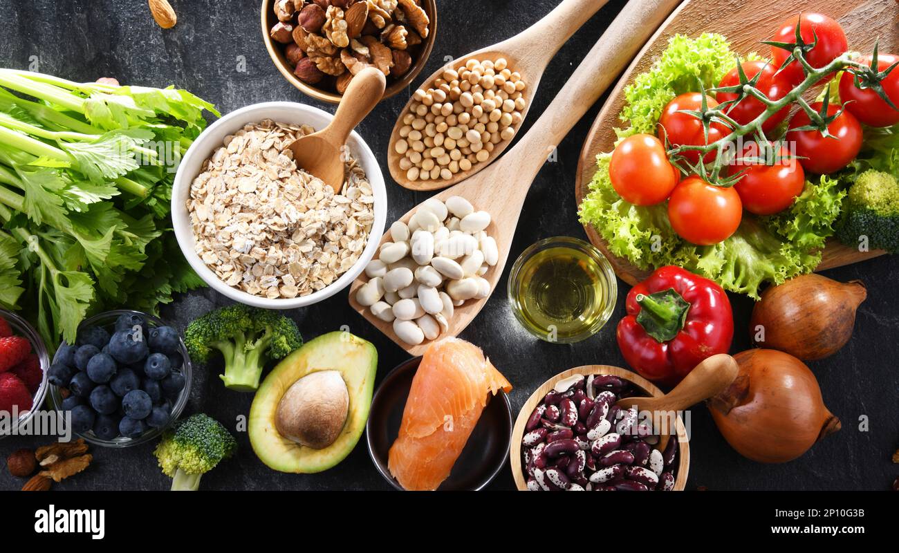 Productos alimenticios que reducen el colesterol. Dieta Niveles crecientes de lipoproteína de alta densidad. Foto de stock