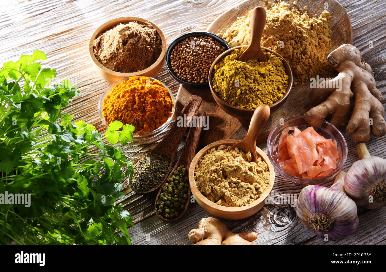 Composición con surtido de especias y hierbas. Foto de stock