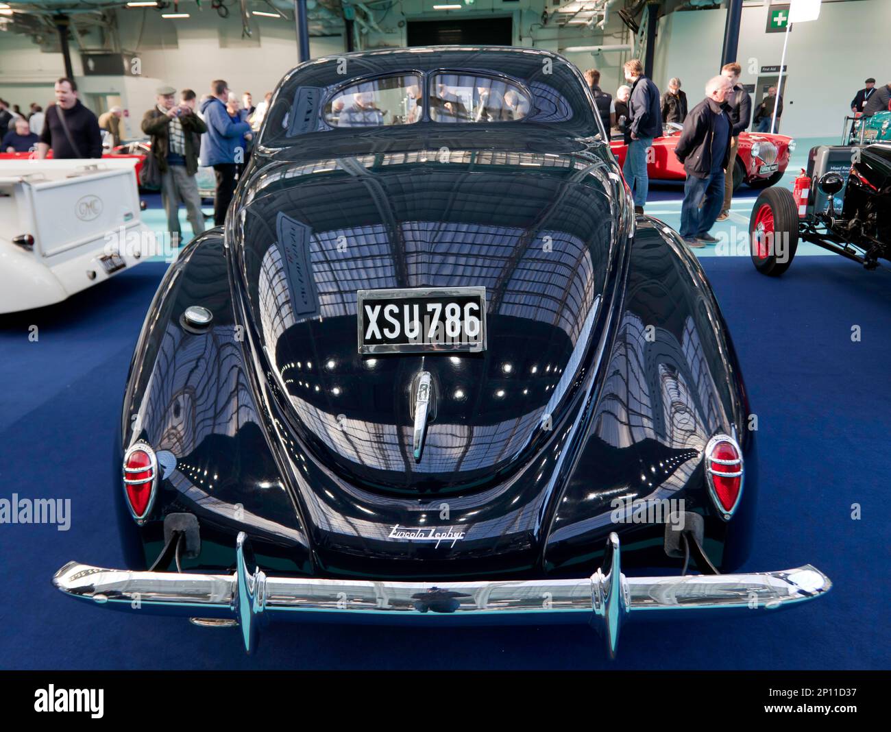 Vista trasera de un Lincoln Zephyr 3 Coupé de ventana de 1939, azul oscuro, en exhibición en el Salón del Automóvil Clásico de Londres de 2023 Foto de stock