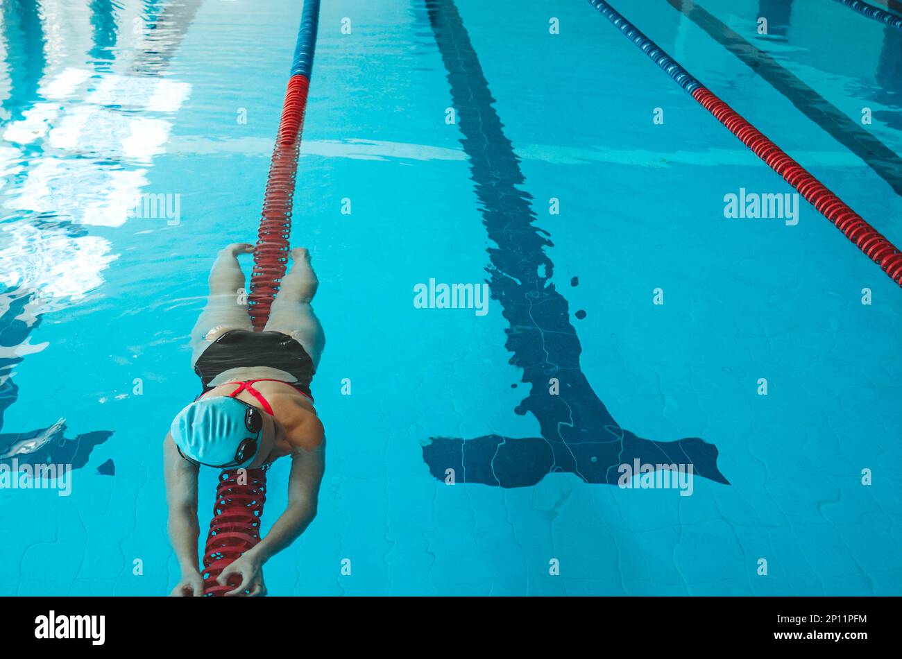 Mujer de natación muscular feliz en gafas y gorra en la piscina y  representa el concepto de salud y buena forma. Modelo femenino hermoso en  el agua Fotografía de stock - Alamy