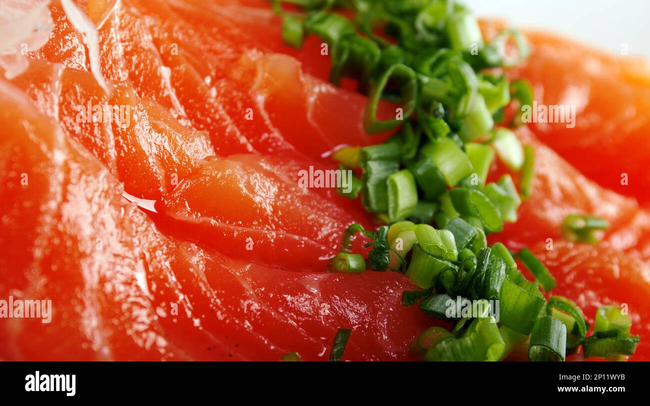 Rimmad lax - Gravlax, salmón salteado es un plato nórdico que consiste en salmón que se cura Foto de stock