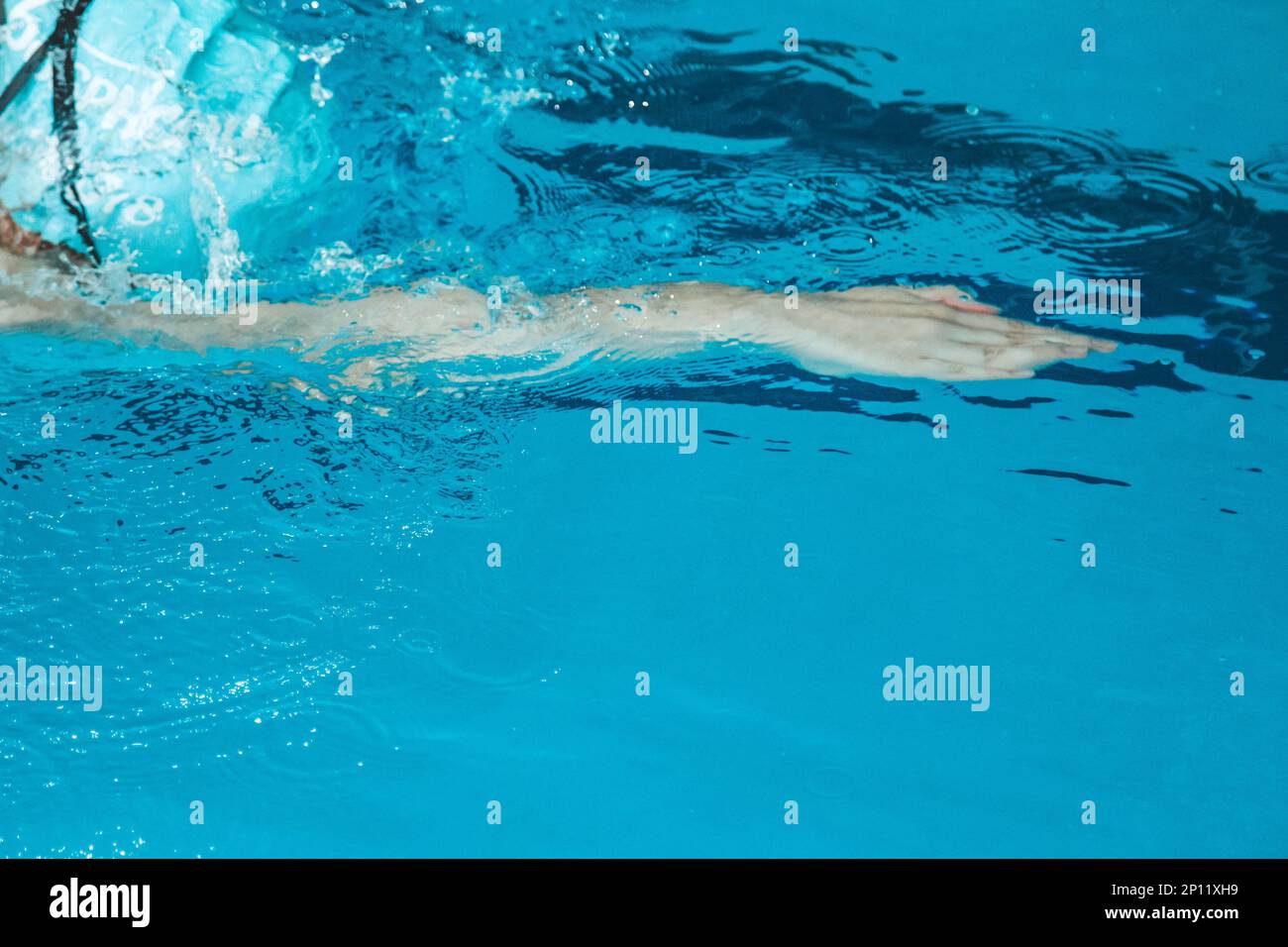 Mujer de natación muscular feliz en gafas y gorra en la piscina y  representa el concepto de salud y buena forma. Modelo femenino hermoso en  el agua Fotografía de stock - Alamy