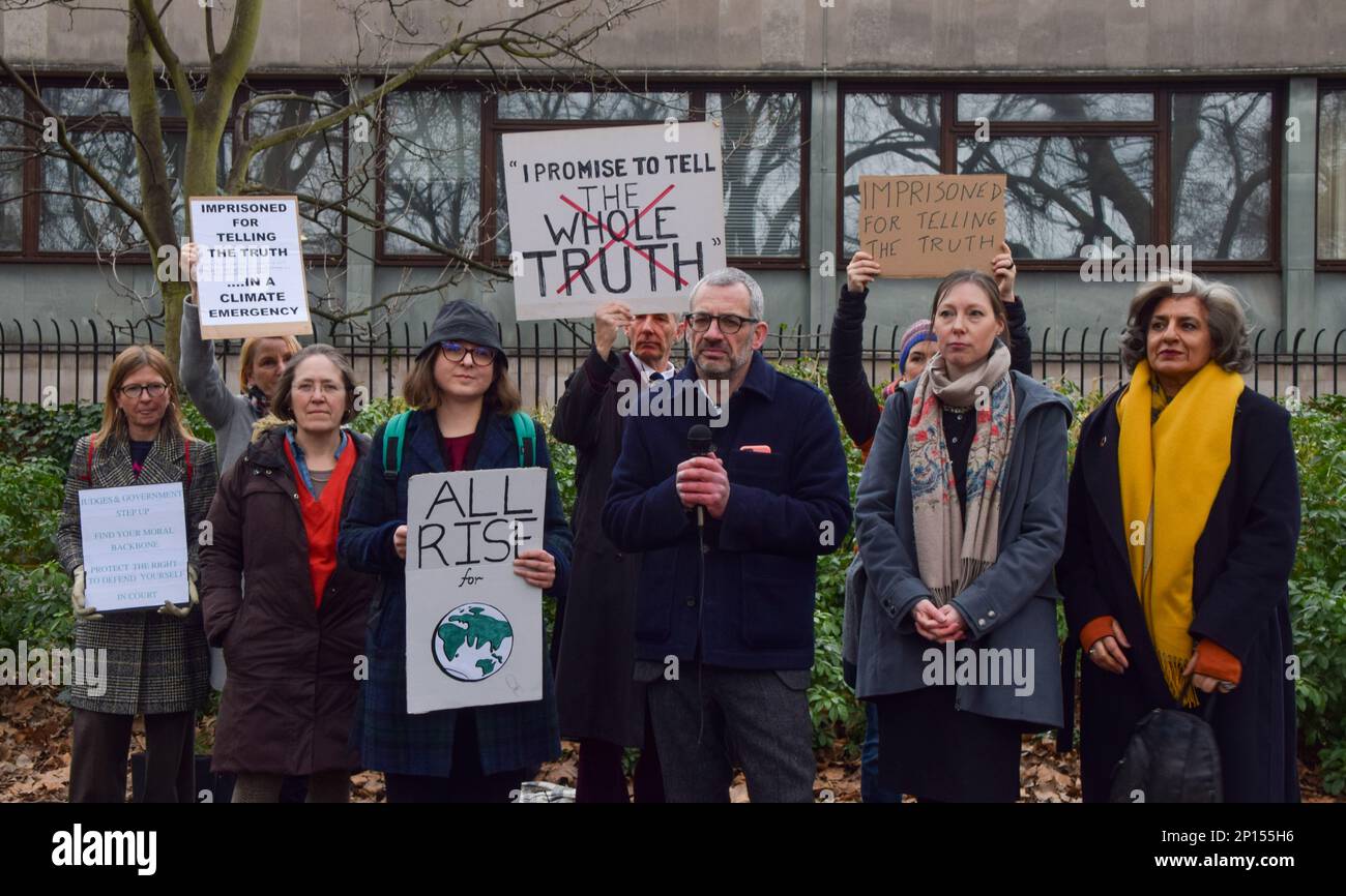 Londres, Reino Unido. 3rd de marzo de 2023. Los abogados organizaron una protesta frente al Tribunal Interno de la Corona de Londres en respuesta a la decisión de un juez de que los activistas climáticos que están siendo juzgados no pueden hablar sobre el cambio climático. Los abogados se reunieron frente al tribunal en apoyo de que se les permitiera a los activistas expresar sus motivaciones, mientras dos activistas, Amy Pritchard y Giovanna Lewis, esperaban un juicio por desacato al tribunal por hablar sobre la crisis climática durante su juicio a pesar de la decisión del juez de no hacerlo. Crédito: Vuk Valcic/Alamy Live News Foto de stock