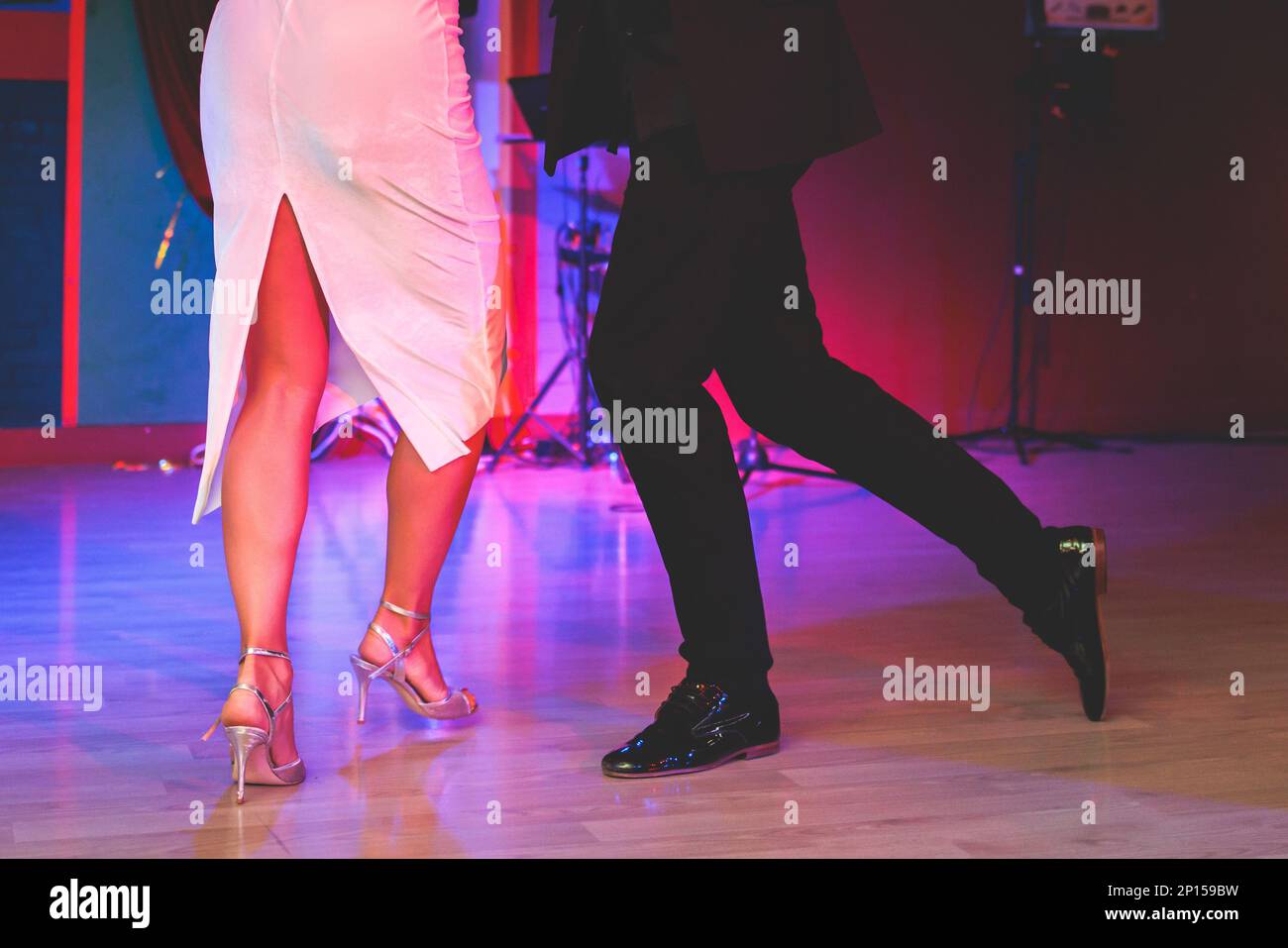 Zapatos de baile de una pareja, parejas bailando milonga tradicional de  danza latina argentina en el salón de baile, clase de tango salsa bachata  kizomba, festival o Fotografía de stock - Alamy
