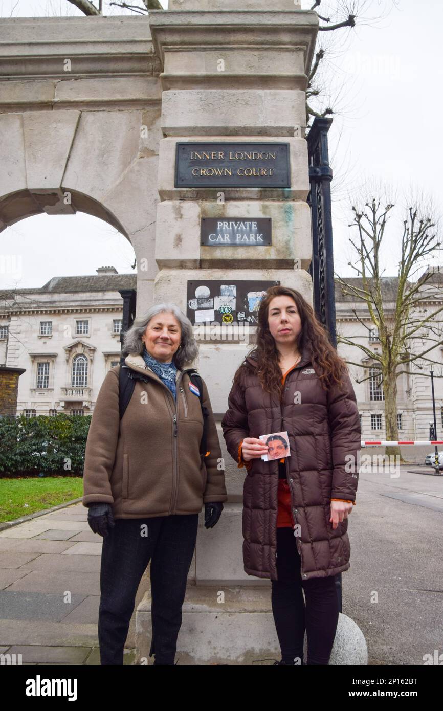 Londres, Inglaterra, Reino Unido. 3rd de marzo de 2023. Las activistas climáticas británicas de aislamiento Giovanna Lewis (izq.) y Amy Pritchard (der.) se encuentran frente al Tribunal Interno de la Corona de Londres antes de su desacato al fallo judicial. La pareja se enfrenta a la cárcel después de hablar sobre la crisis climática durante su juicio, en contra de la decisión de un juez de que la motivación de los activistas es irrelevante. (Imagen de crédito: © Vuk Valcic/ZUMA Press Wire) ¡USO EDITORIAL SOLAMENTE! ¡No para USO comercial! Crédito: ZUMA Press, Inc./Alamy Live News Foto de stock