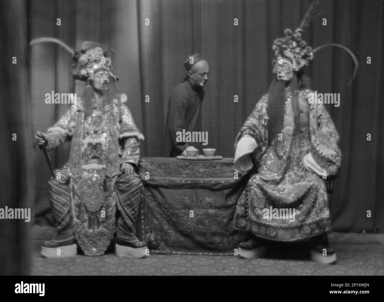 Escenas de la obra llamada La chaqueta amarilla por George C. Hazelton y Benrimo, 1913. 'La chaqueta amarilla; una obra china hecha de manera china, en tres actos'. Foto de stock