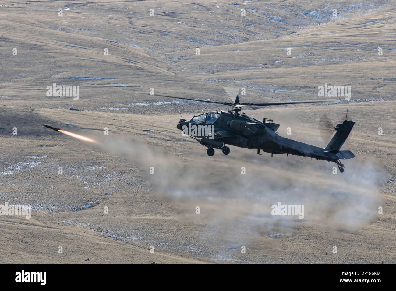 Soldados asignados al Batallón de Ataque 1-229, 16th Brigada de Aviación de Combate disparan un misil AGM-114 Hellfire desde su helicóptero AH-64E Apache en el Centro de Entrenamiento de Yakima, Washington el 24 de enero de 2023. EE.UU Foto del ejército por el capitán Kyle Abraham, 16th.ª Brigada de Aviación de Combate Foto de stock