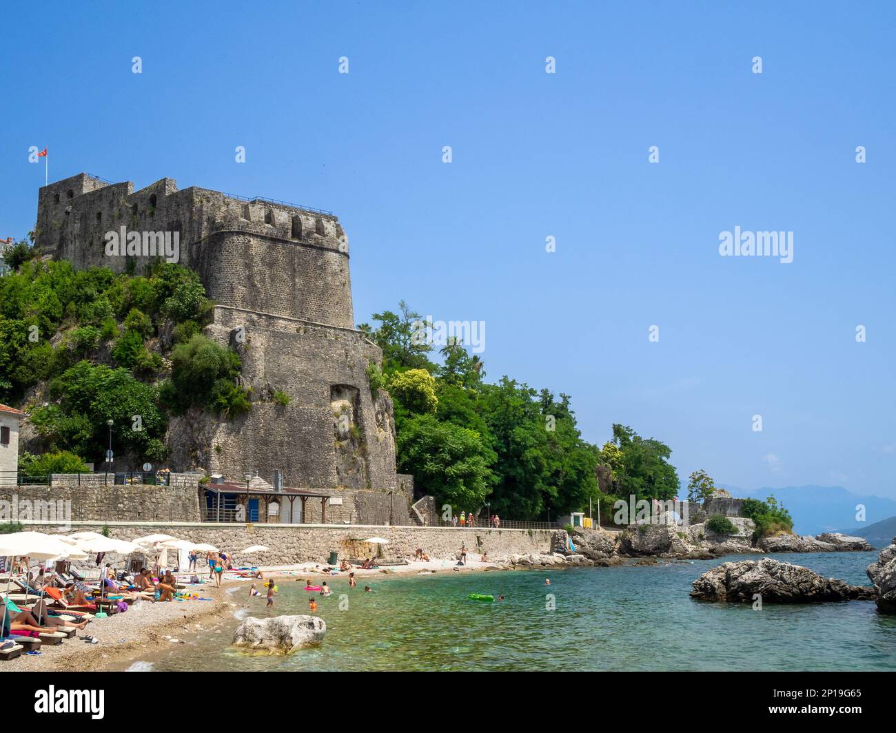 Fortaleza de Fort mare junto al mar en Herceg-Novi Foto de stock
