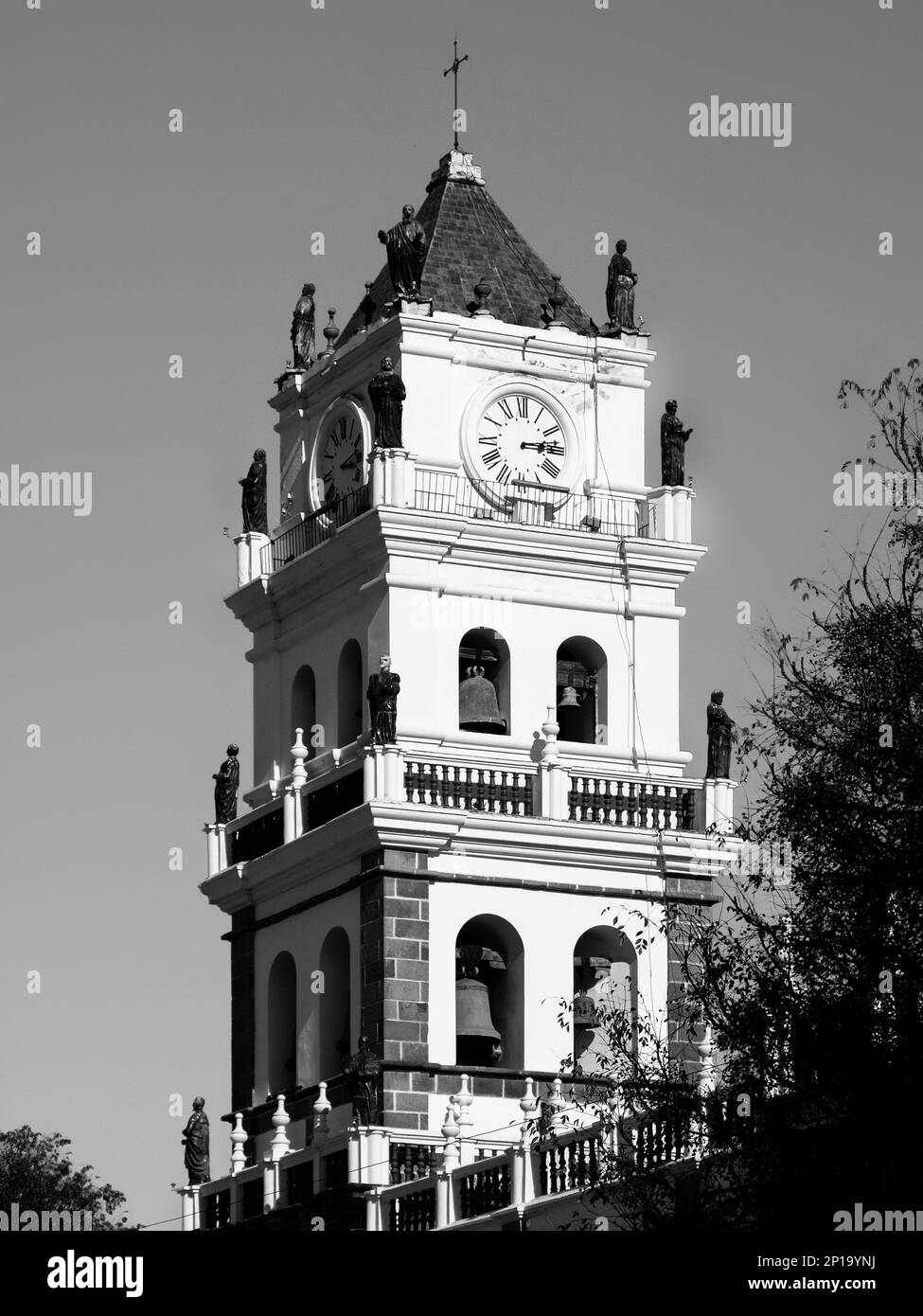 Campanario de la Catedral de Sucre, Sucre, Bolivia. Imagen en blanco y negro. Foto de stock