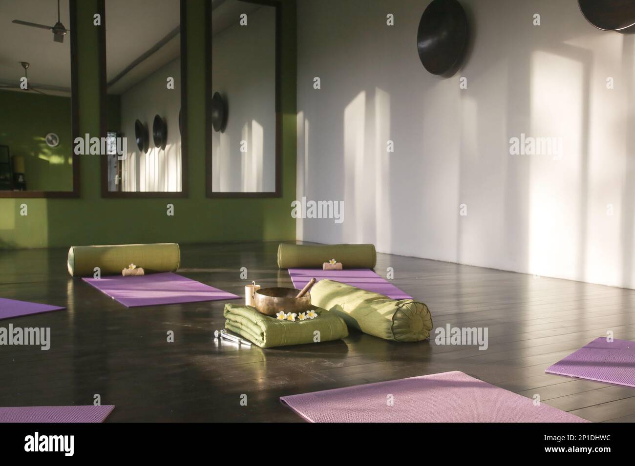 Dichosos estudios de meditación para parar y sentir zen. Estudio de yoga  vacío, colchonetas, almohadas y accesorios, amplia sala de meditación  Fotografía de stock - Alamy