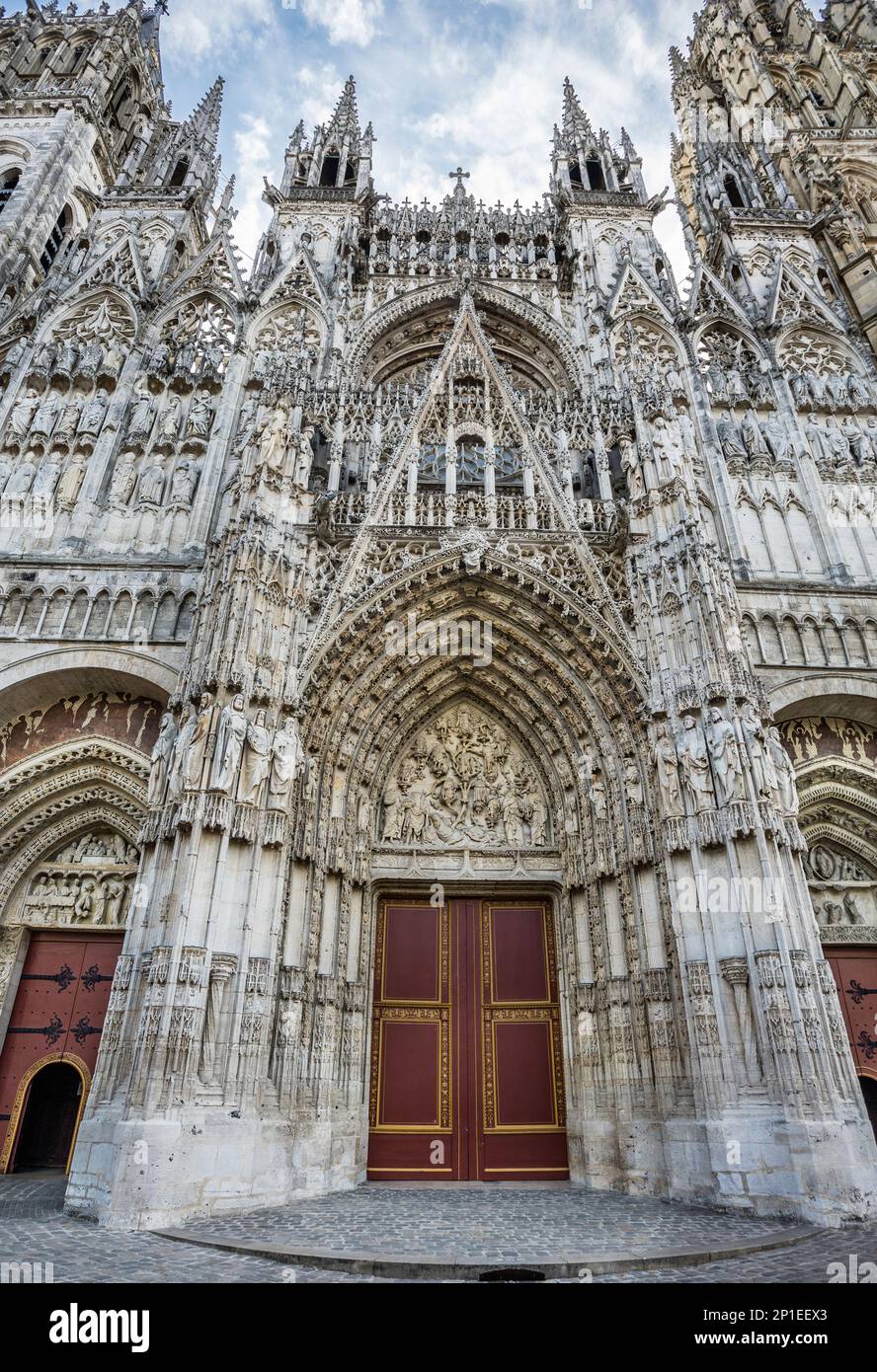 Portales y galerías de esculturas en el frente oeste de la catedral de Rouen, Rouen, Normandía, Francia Foto de stock