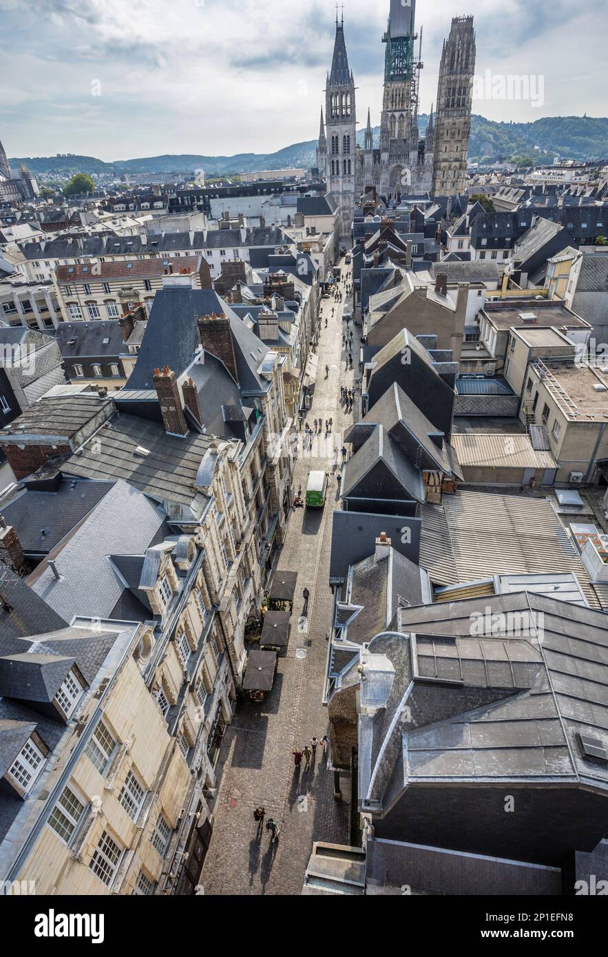 Vista sobre los tejados de Rouen desde el campanario del Gros Horloge, el Reloj Graet, mirando hacia la Rue du Gros-Horloge hacia la Catedral de Rouen, Normandía Foto de stock