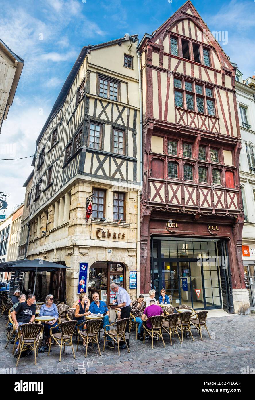 Café callejero en Rue du Gros-Horloge Rouen, con el telón de fondo de una de las casas medievales bien conservadas de entramado de madera de Rouen, Normandía, Francia Foto de stock