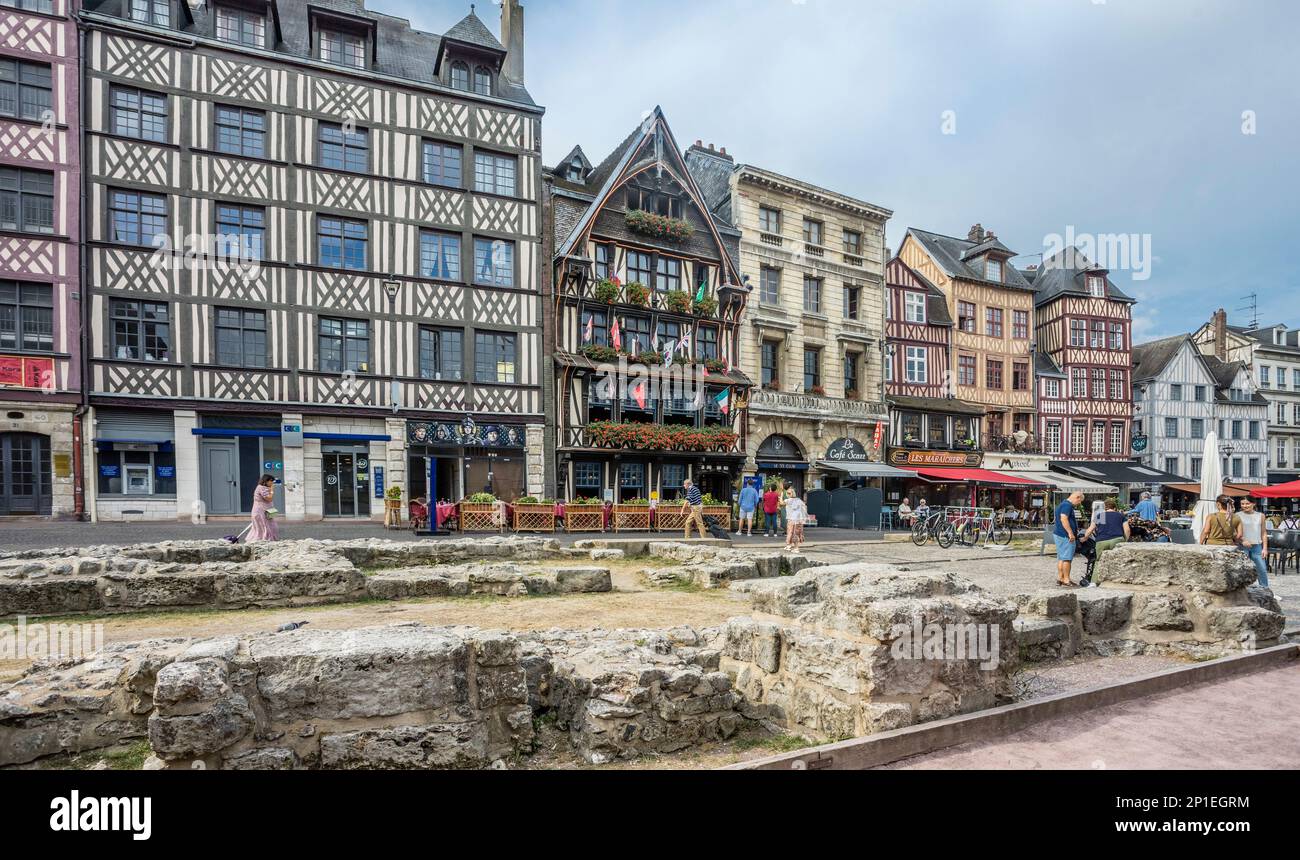 Place du Vieux-Marché en Rouen con fachadas de casas de entramado de madera y corbelleadas y las foudations excavadas de la antigua iglesia de Saint-Sauveur, Normandía, Foto de stock