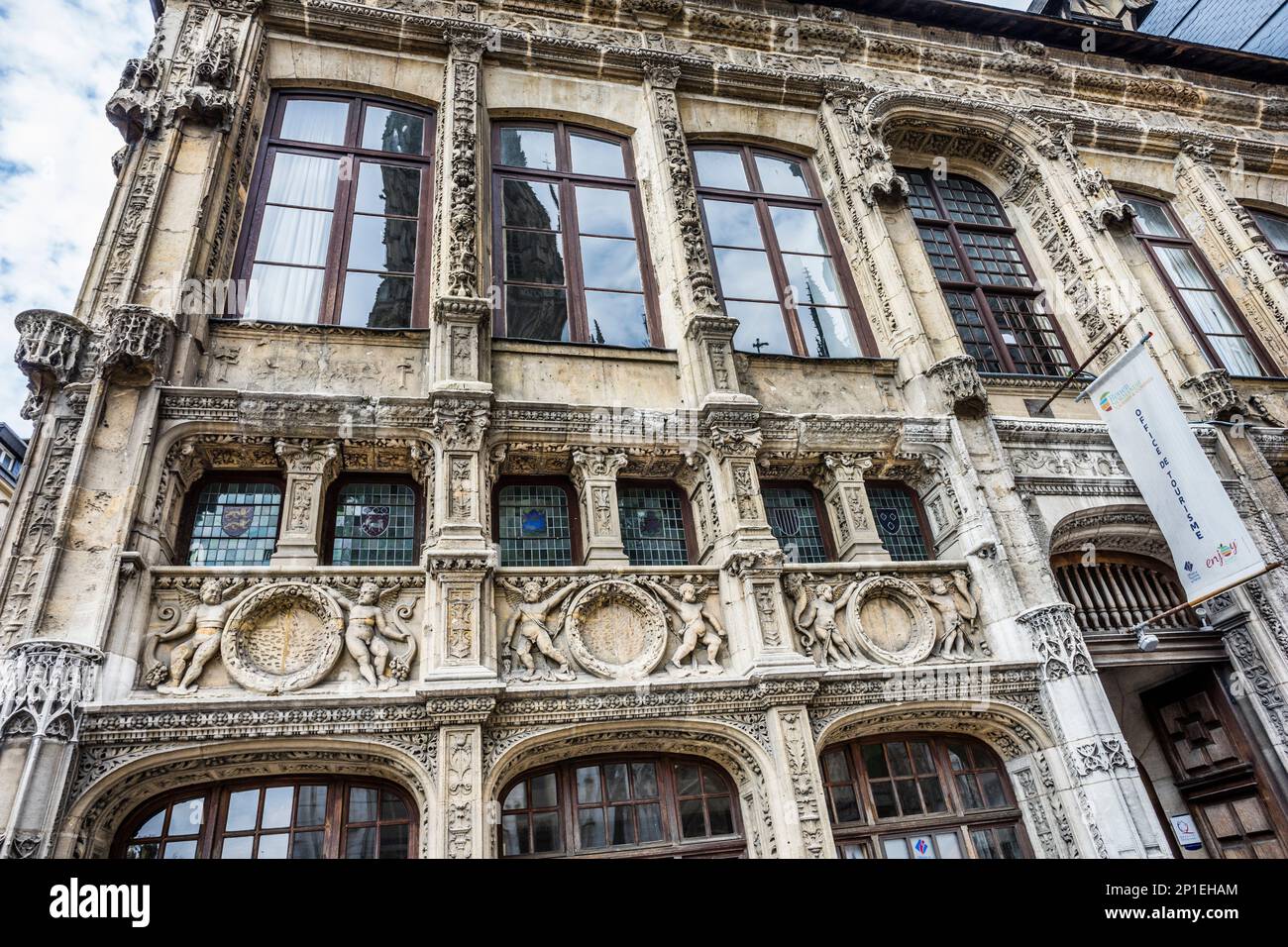 La Casa del Hacienda (Bureau des Finances) alberga la Oficina de Turismo de Rouen y está frente a la fachada occidental de la Catedral. Construido entre 1509 Foto de stock