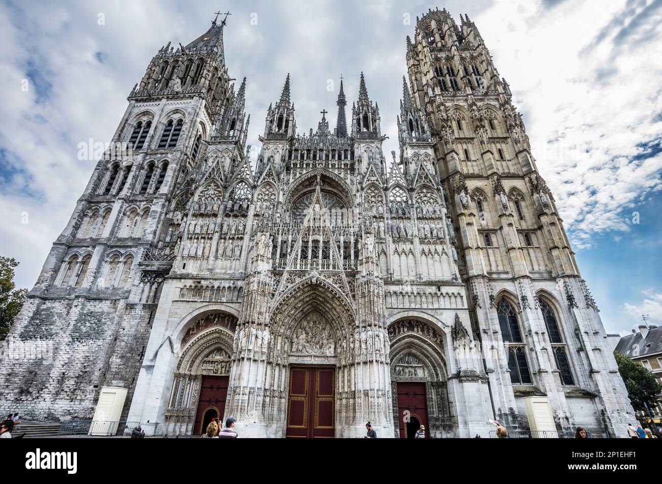 Frente oeste y portal de la Catedral de Rouen con la torre de Saint-Romain y la Torre de la mantequilla, construido y reconstruido en un período de más de ochocientos años, h Foto de stock