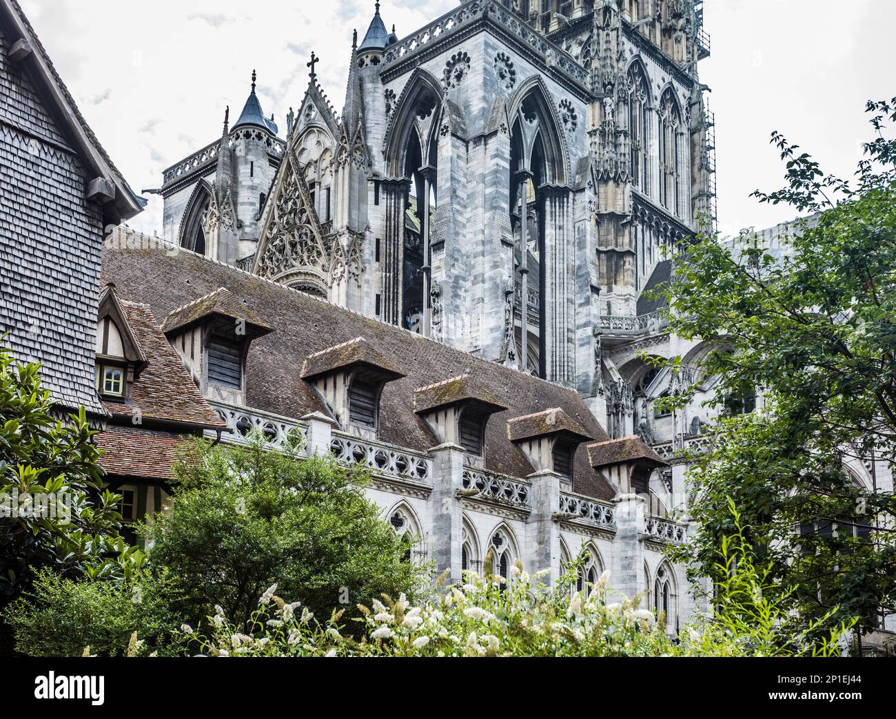 jardín de la corte del claustro, ahora conocido como Cour d’Albane, en el lado norte de la catedral de Rouen, Rouen, Normandía, Francia Foto de stock