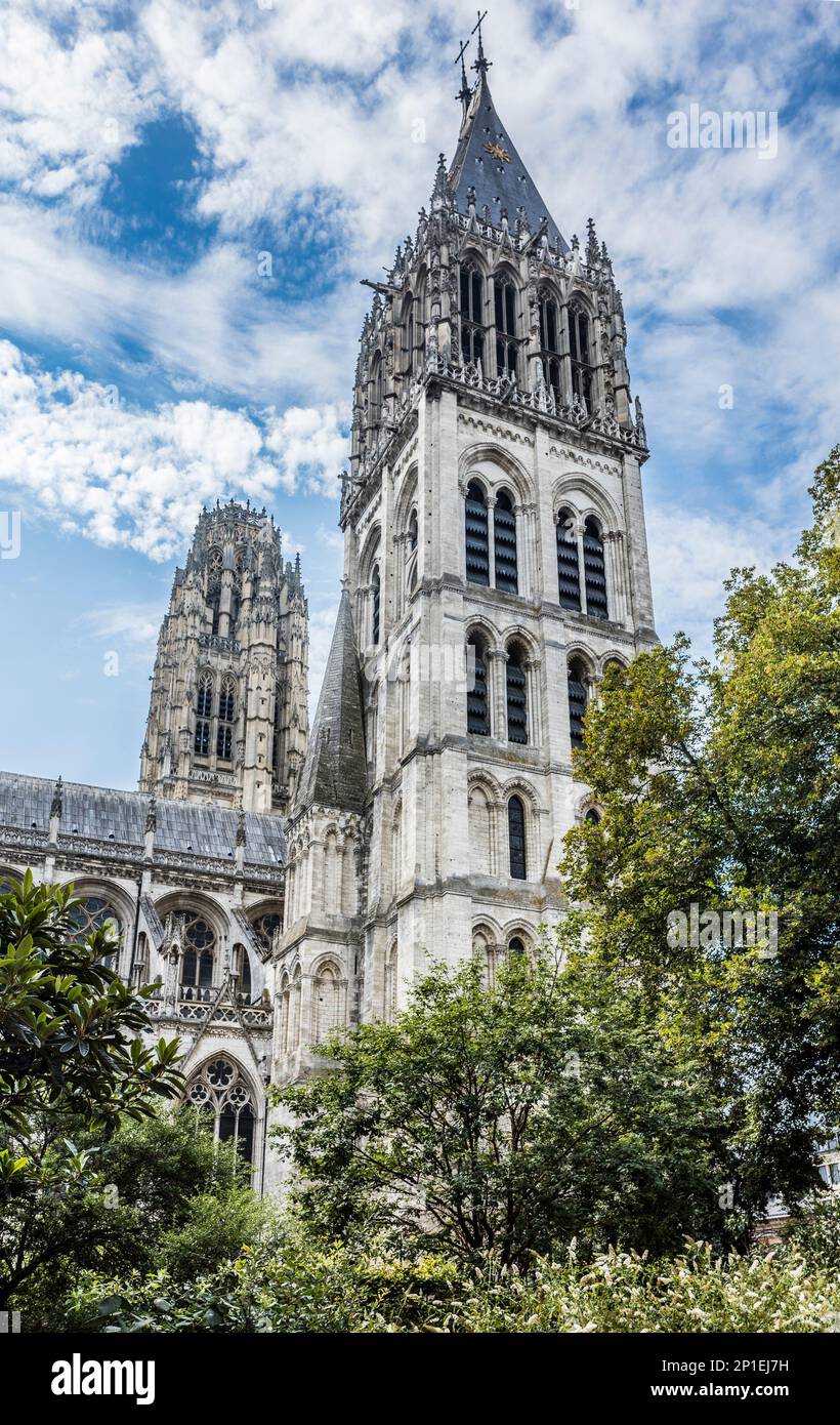Torre de Saint-Romain y Torre de la mantequilla de la catedral de Rouen vista desde los jardines del claustro-cordón, Rouen, Normandía, Francia Foto de stock