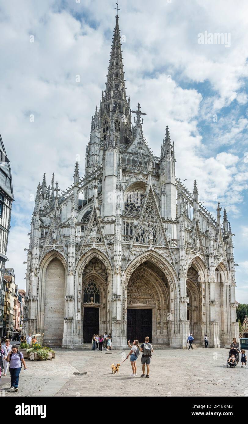 Vista del extravagante gótico St. Iglesia Católica Maclou y Place Barthélémy, Rouen, Normandía, Francia Foto de stock